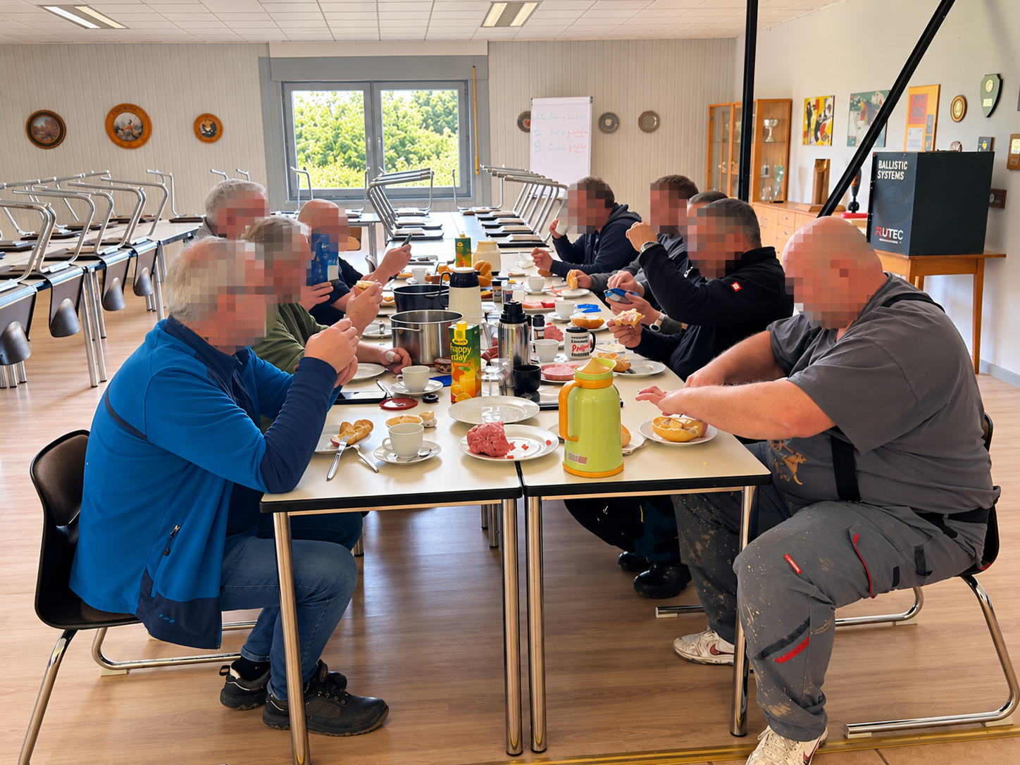 Gemeinsames Frühstück beim SSV Wichterich – Gesichter anonymisiert